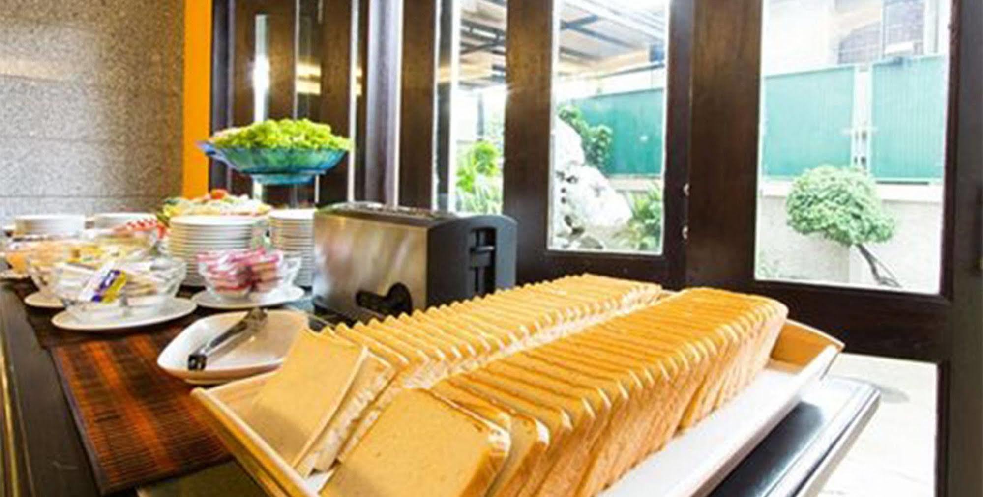 בנגקוק All Together Suite Hotel מראה חיצוני תמונה